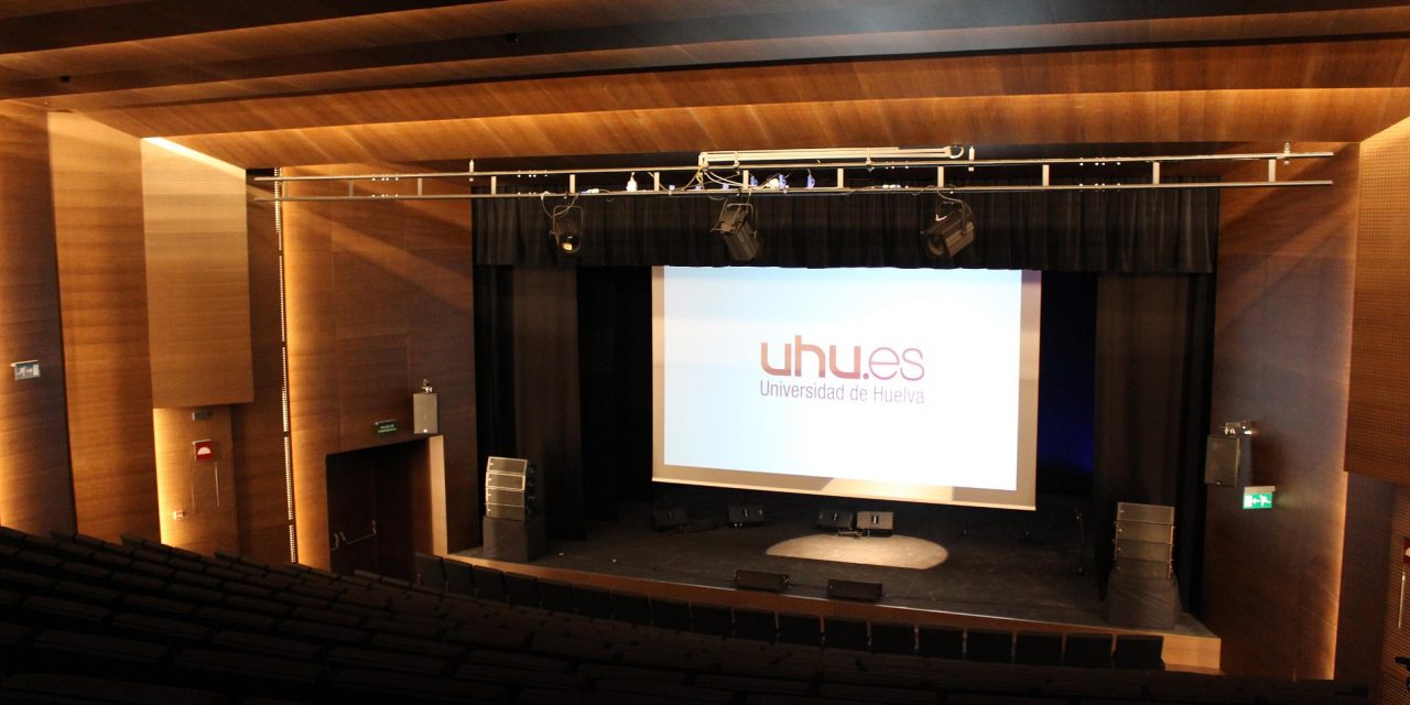 Ambiente festivo en la puesta en escena del nuevo Auditorio de la Universidad de Huelva