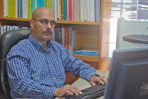 Cesar-Rodriguez en su despacho
