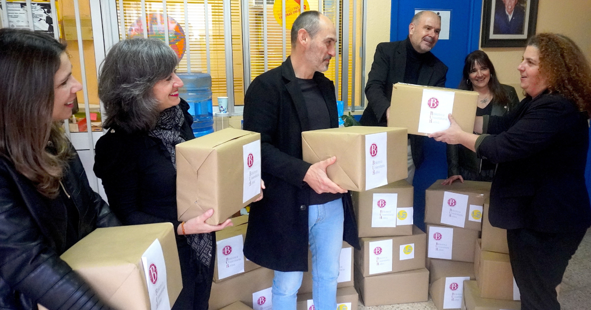 La Biblioteca entrega a la asociación Agua Viva el material escolar recaudado en la campaña de 'Lápices solidarios'