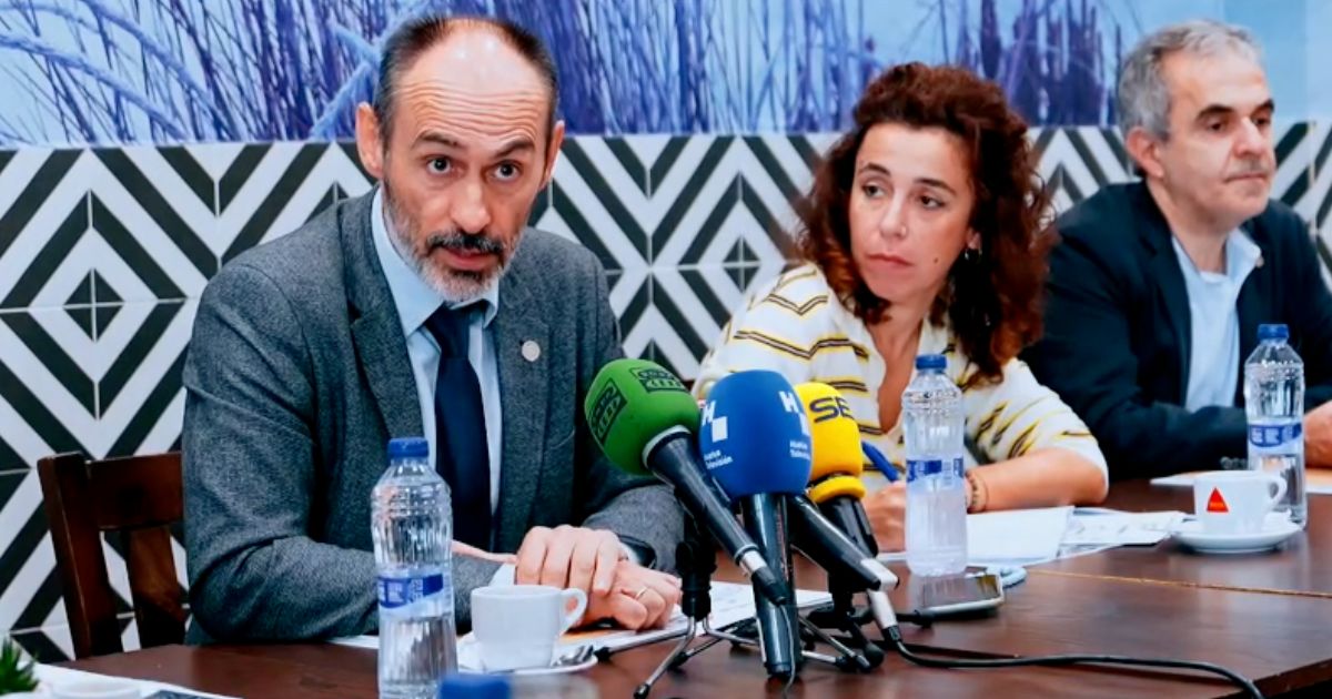 El rector de la UHU aborda con los medios de comunicación la convivencia, la democracia y las libertades en la universidad