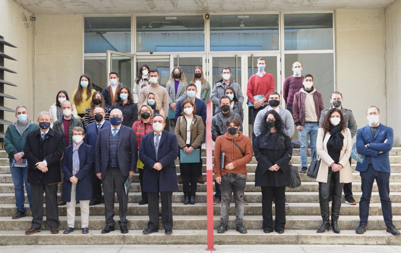 Estudiantes del máster posan en la Facultad de Ciencias Experimentales