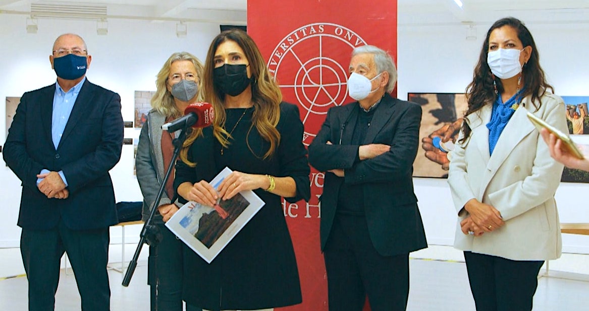 La vicerrectora Joaquina Castillo presentando Latitudes