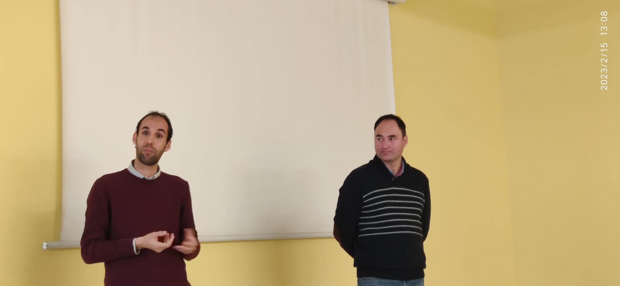 Estudiantes exponiendo su idea