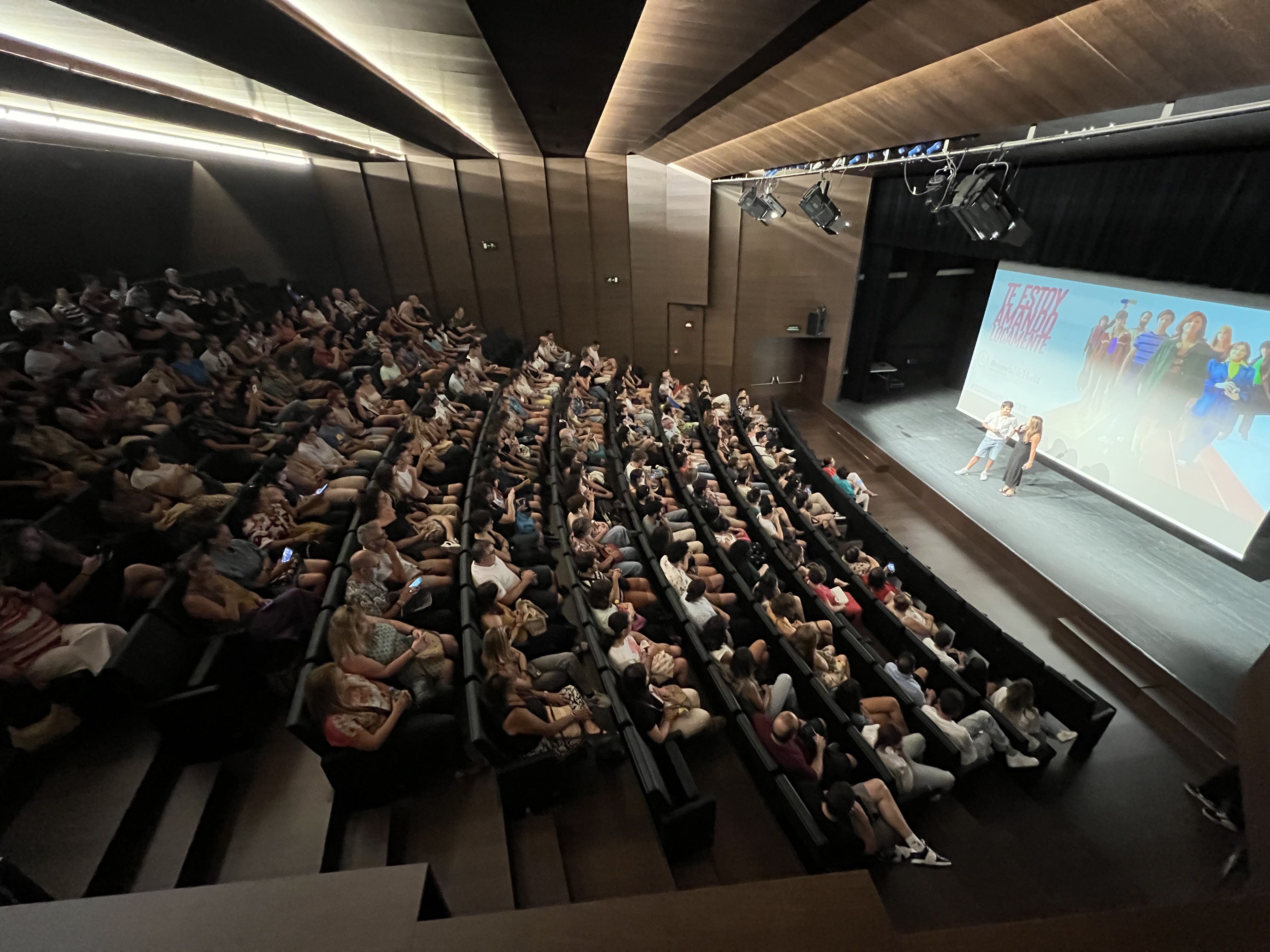 Fotogaleria de la proyeccion de Te Estoy Amando Locamente en la UHU