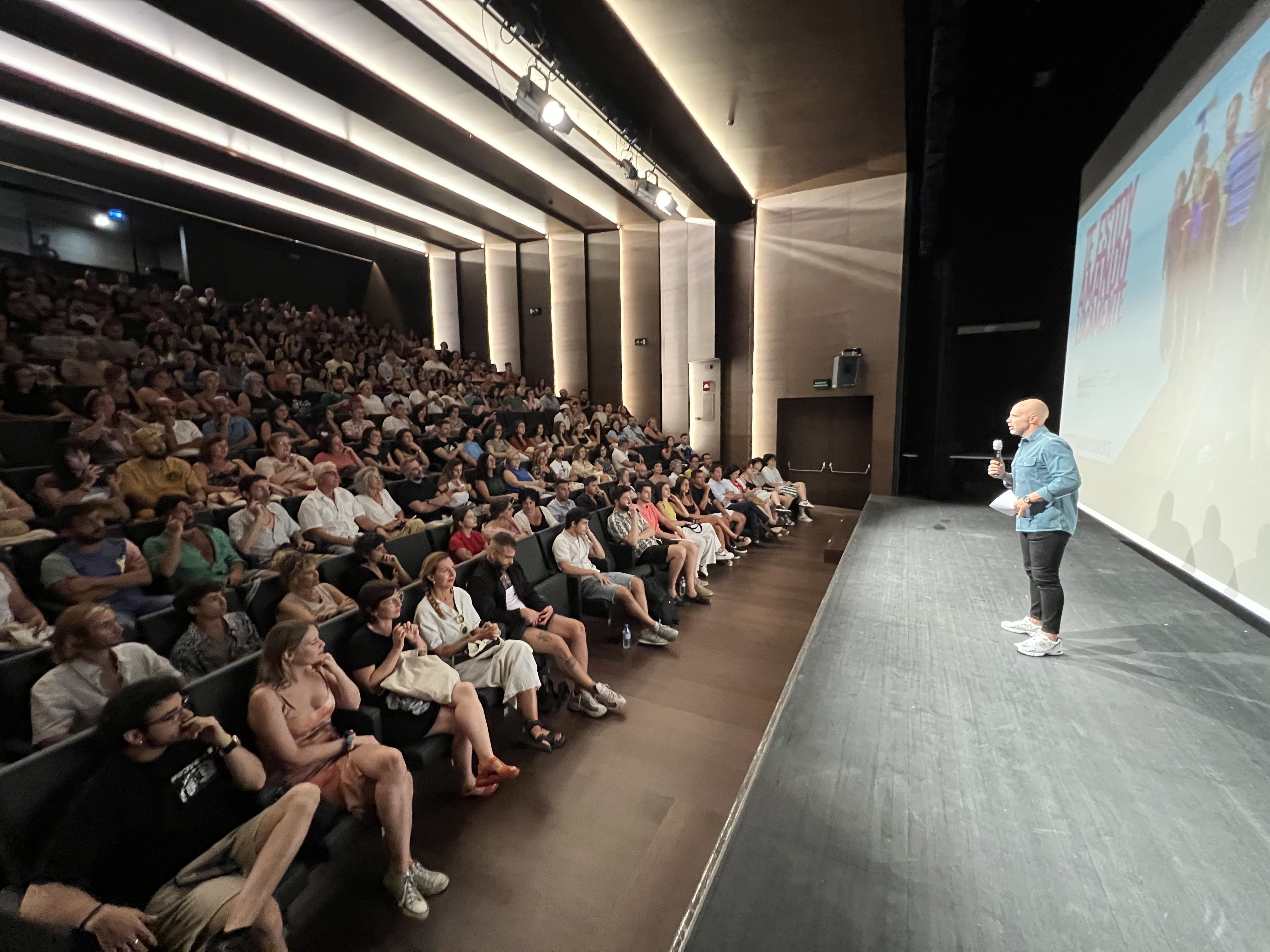 Fotogaleria de la proyeccion de Te Estoy Amando Locamente en la UHU