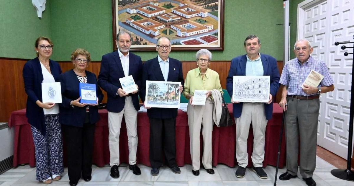 José Bacedoni dona una colección de sus libros publicados y de sus dibujos a la Biblioteca de la UHU