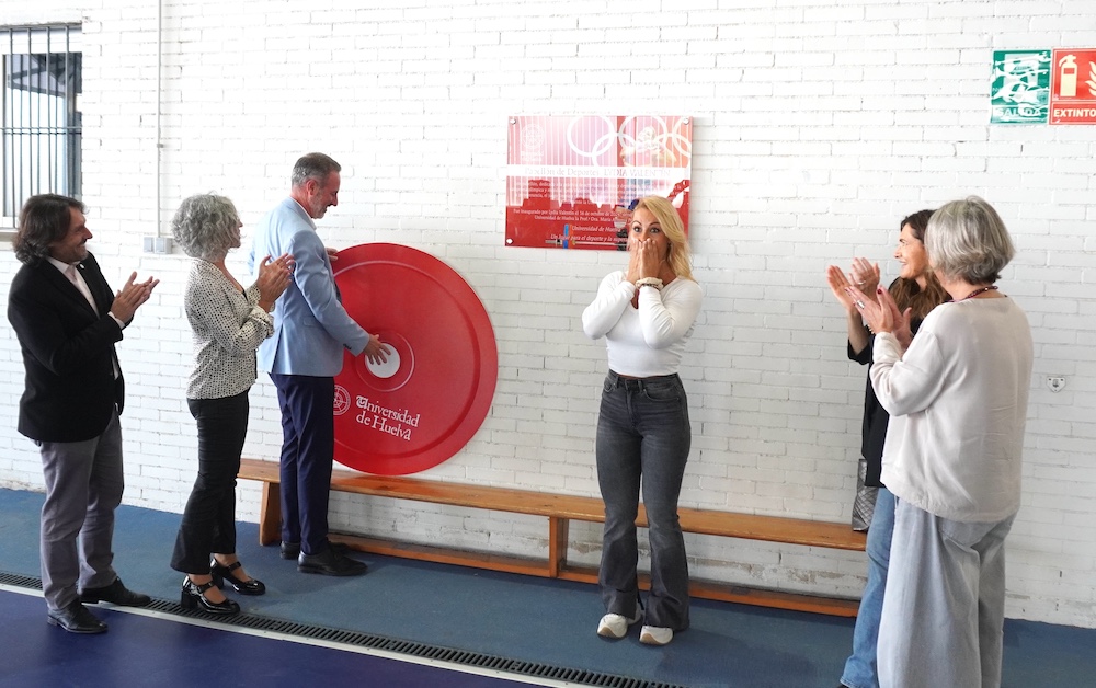 La deportista y medallista olímpica Lydia Valentín visita las instalaciones deportivas de la UHU que llevan su nombre