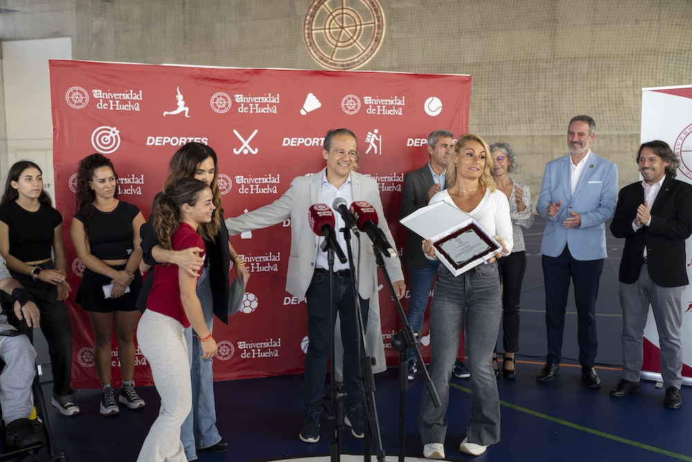 La deportista y medallista olímpica Lydia Valentín visita las instalaciones deportivas de la UHU que llevan su nombre