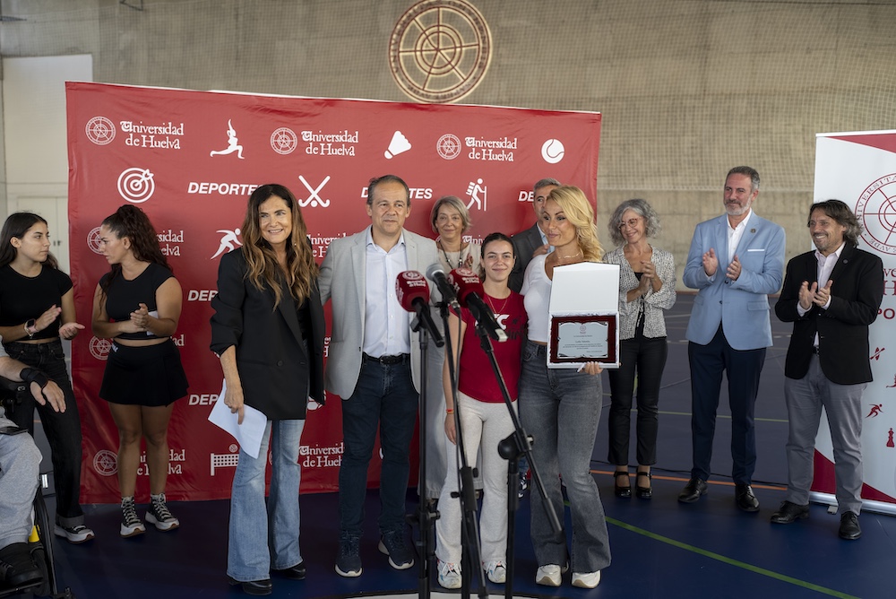 La deportista y medallista olímpica Lydia Valentín visita las instalaciones deportivas de la UHU que llevan su nombre