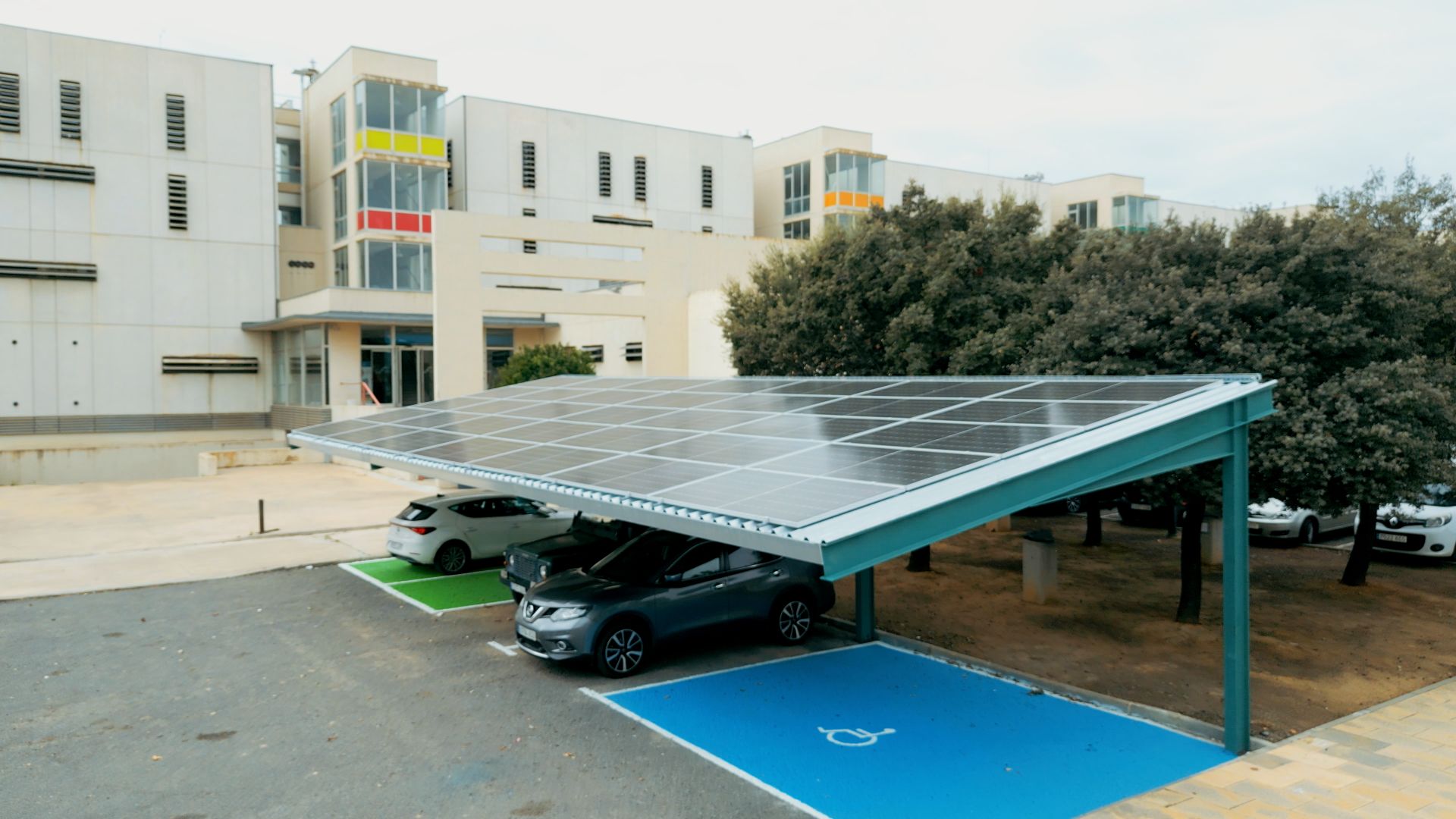La UHU se autoabastece de energía limpia con la instalación de marquesinas fotovoltaicas
