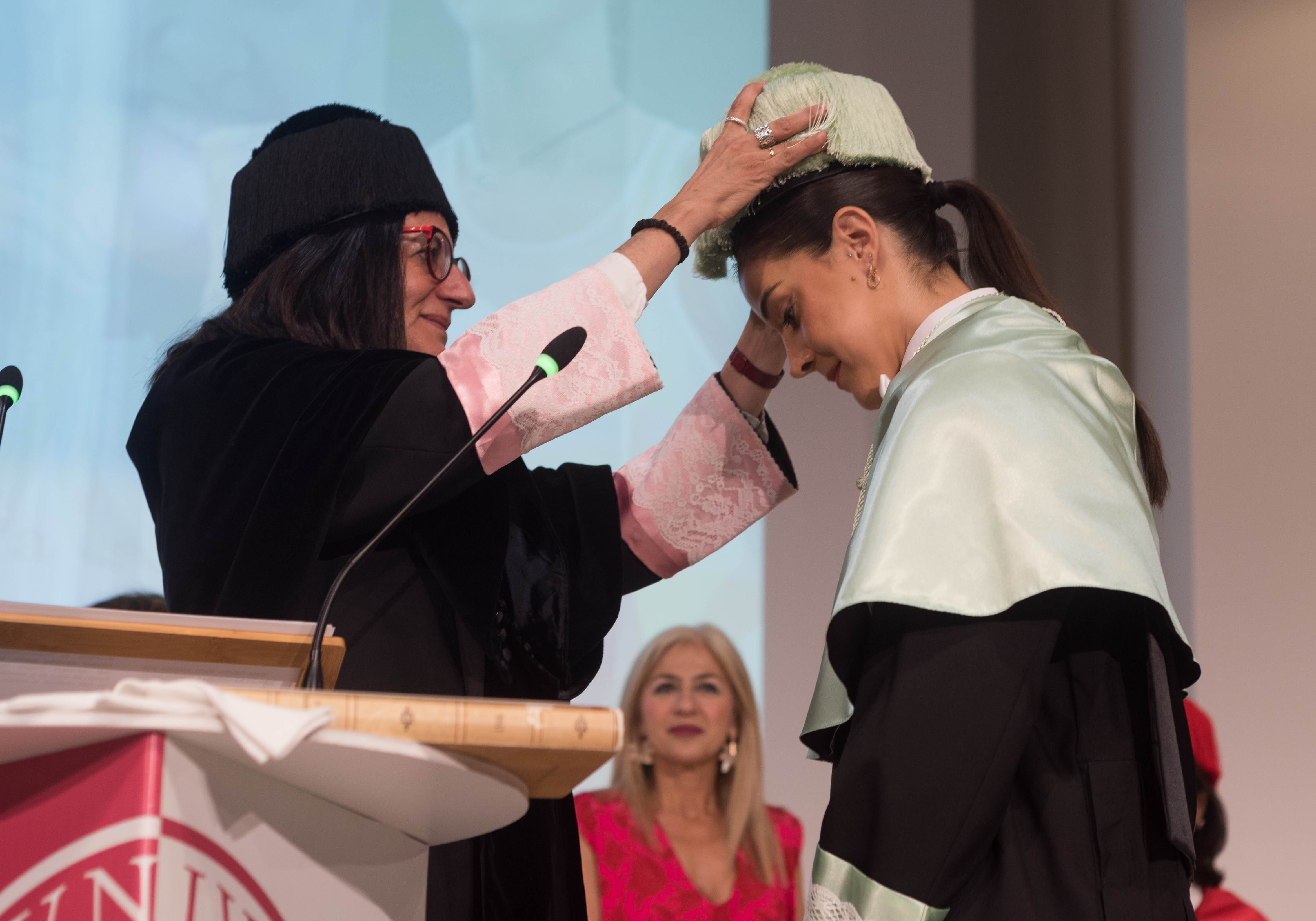 Carolina Marín vive un “momento único” al ser investida Doctora Honoris Causa por la UHU
