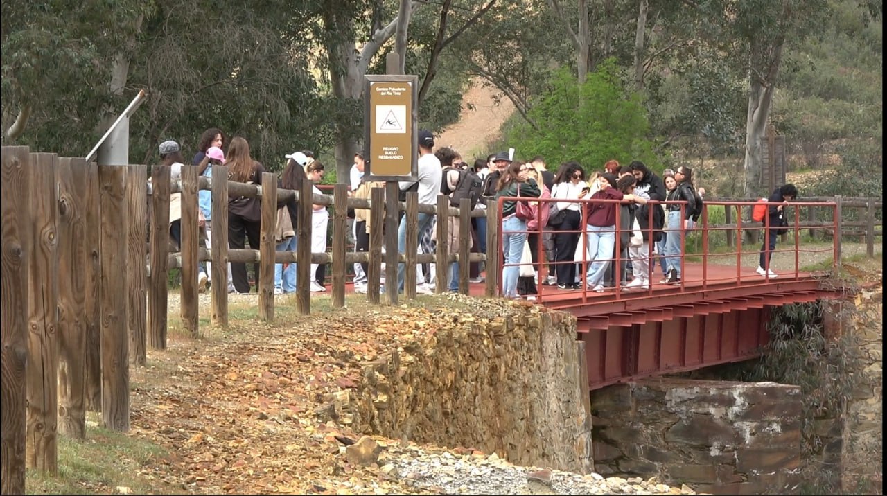 Los Embajadores Erasmus de la Cátedra de la Provincia de la UHU se acercan al patrimonio del Camino Natural del Río Tinto