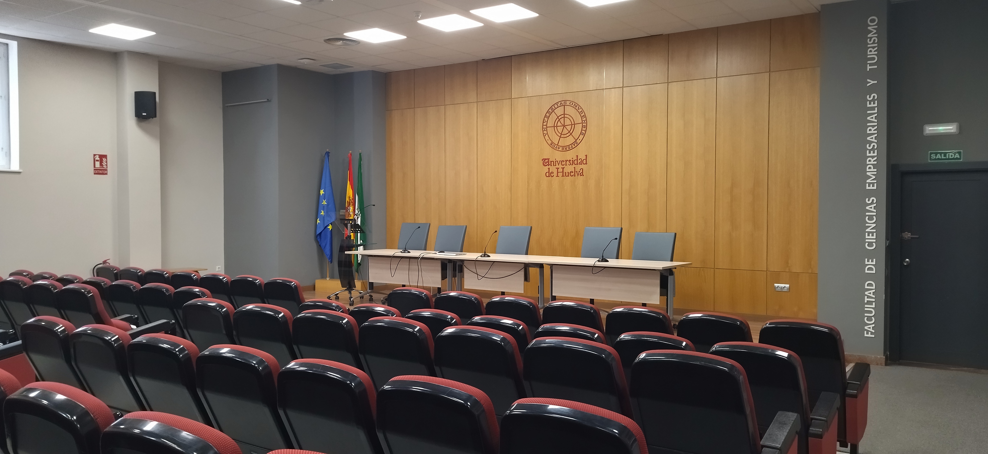 SALÓN DE ACTOS LATERAL.jpg