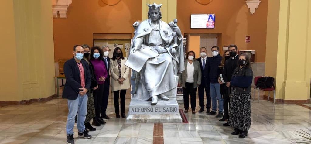 Las autoridades posan junto a la figura recreada digitalmente de Alfonso X