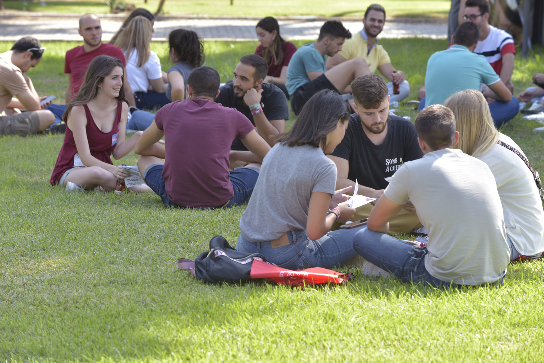 Imagen de archivo de jóvenes universitarios en el Campus