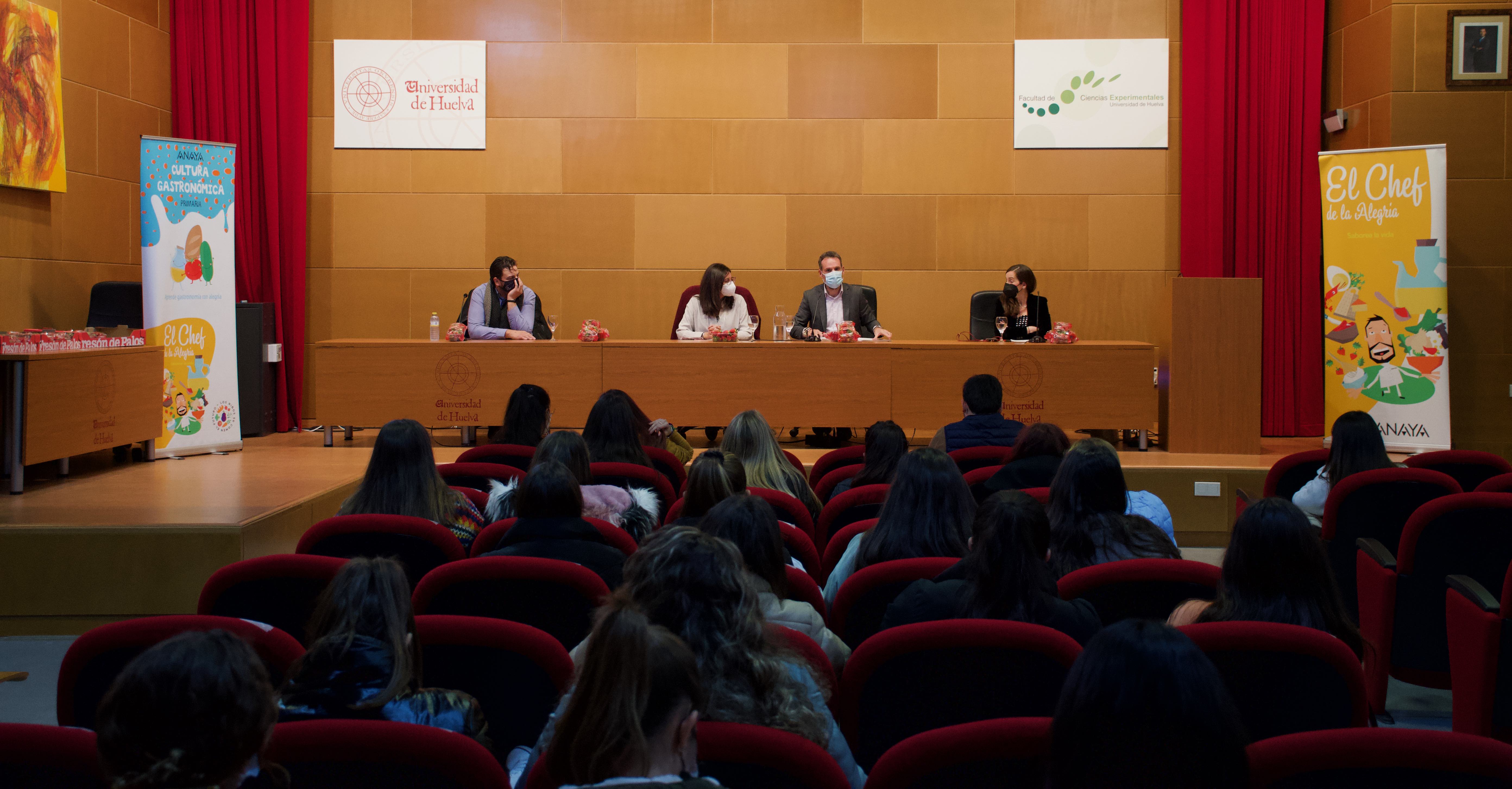 La rectora en el acto de clausura de las jornadas de nutrición