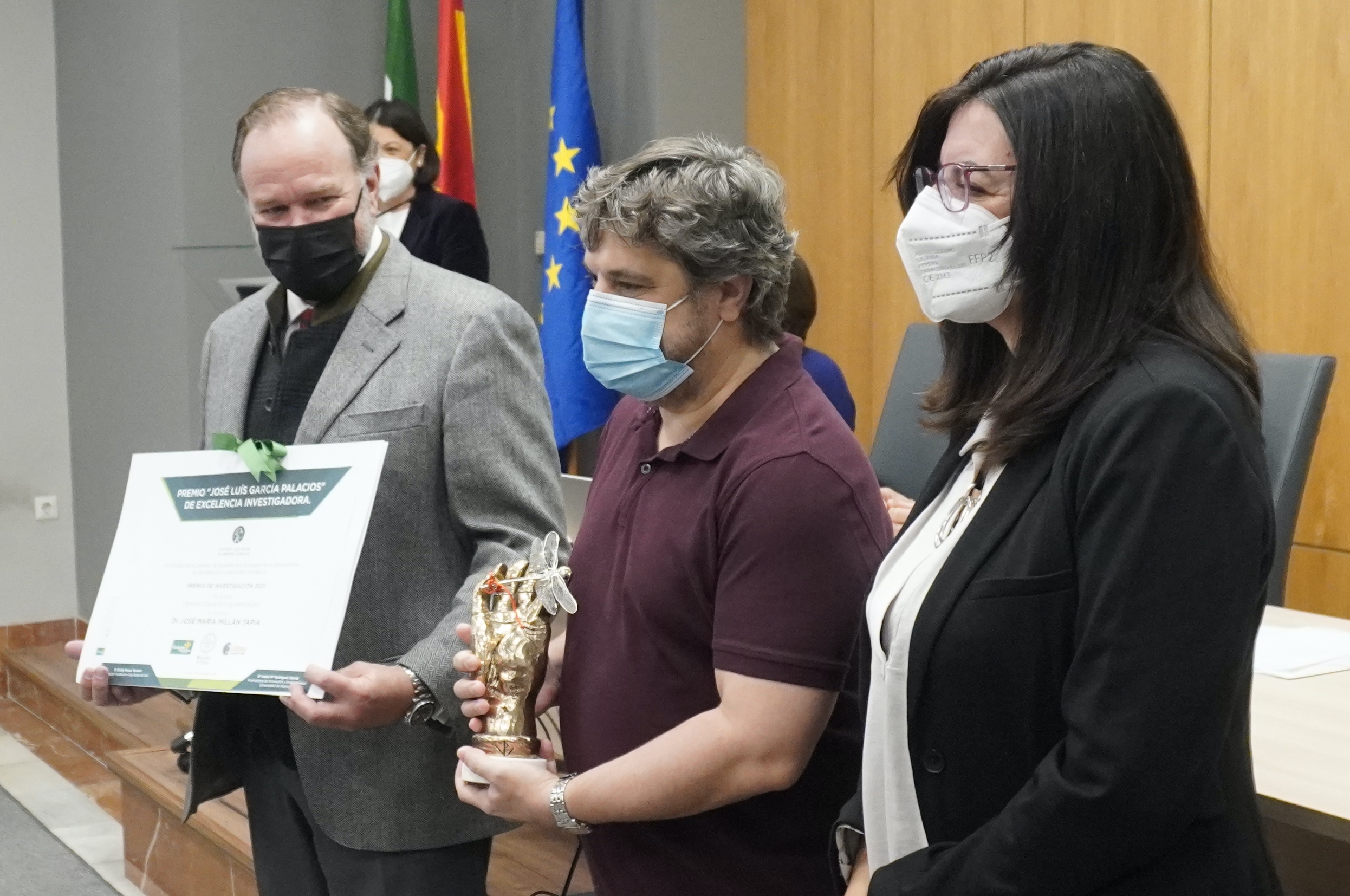 La rectora entrega el premio al profesor Millán