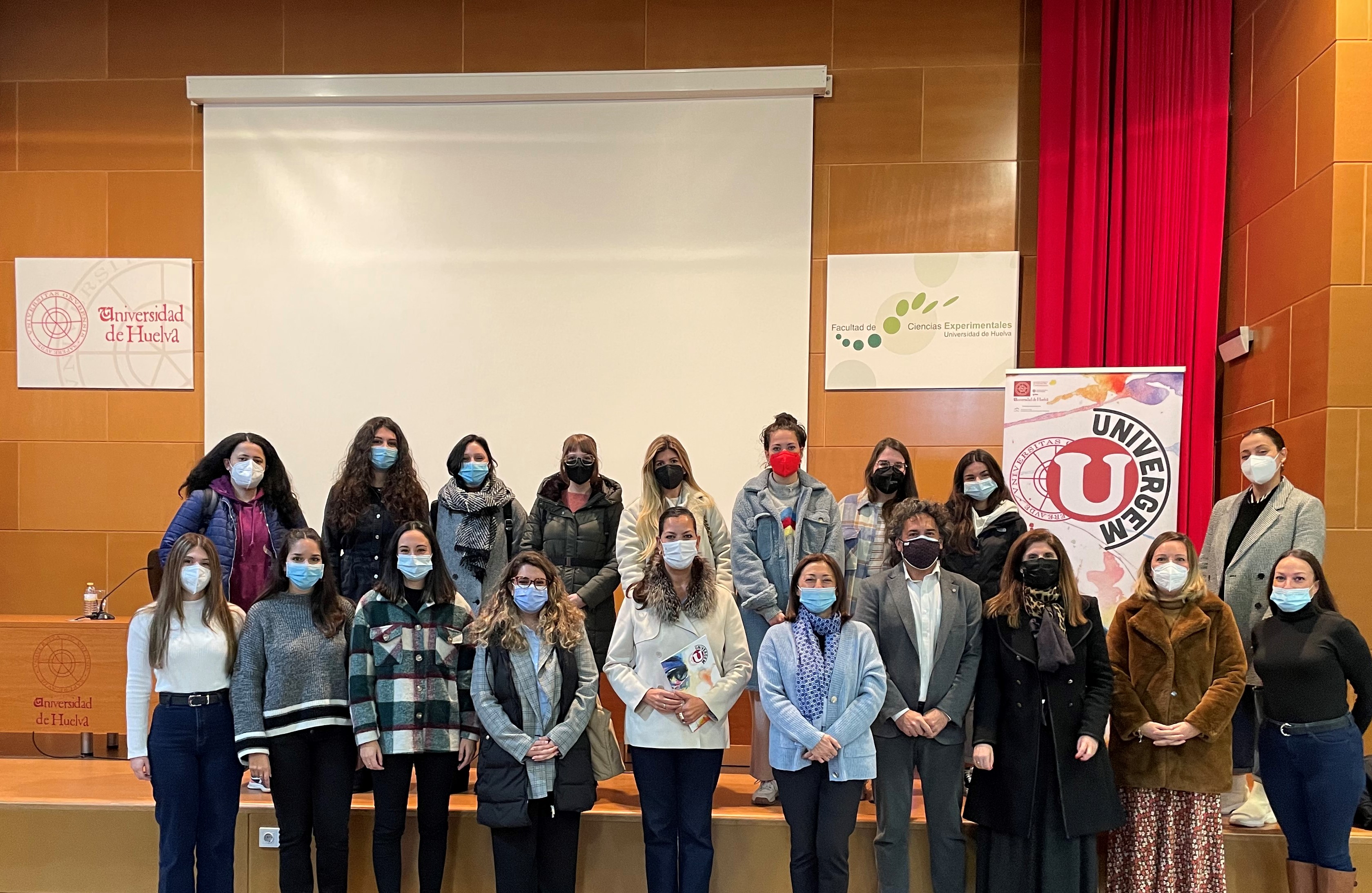 Las estudiantes en el acto de clausura con la vicerrectora