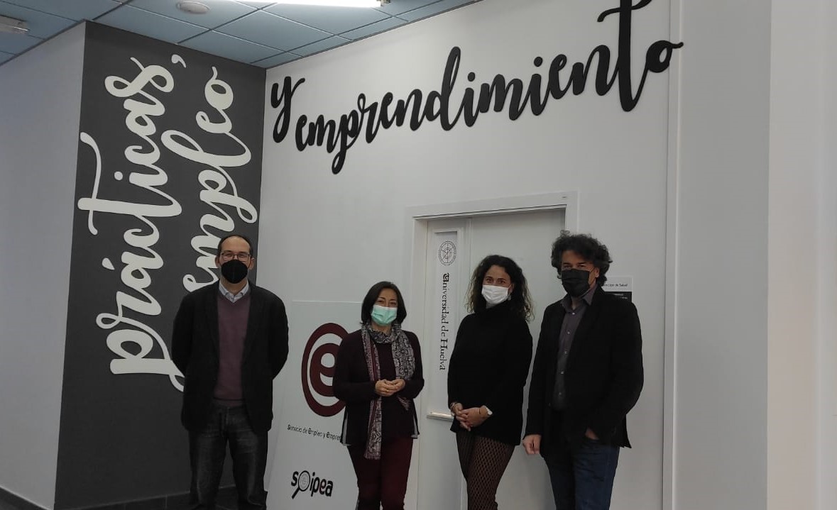 La vicerrectora de Innovación y Empleabilidad junto a miembros de Andalucía Emprende