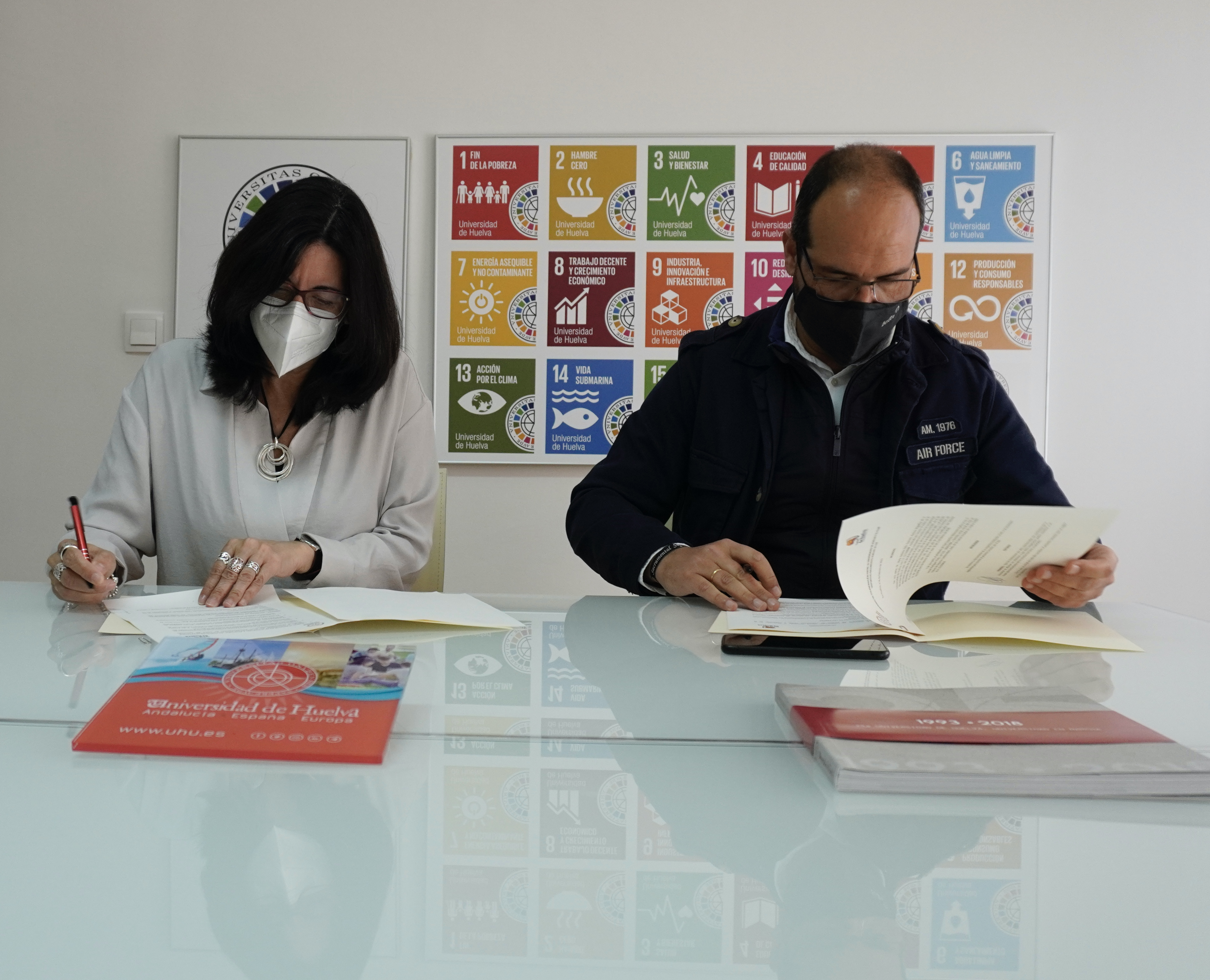 La rectora firma el convenio con CD Huelva La Luz