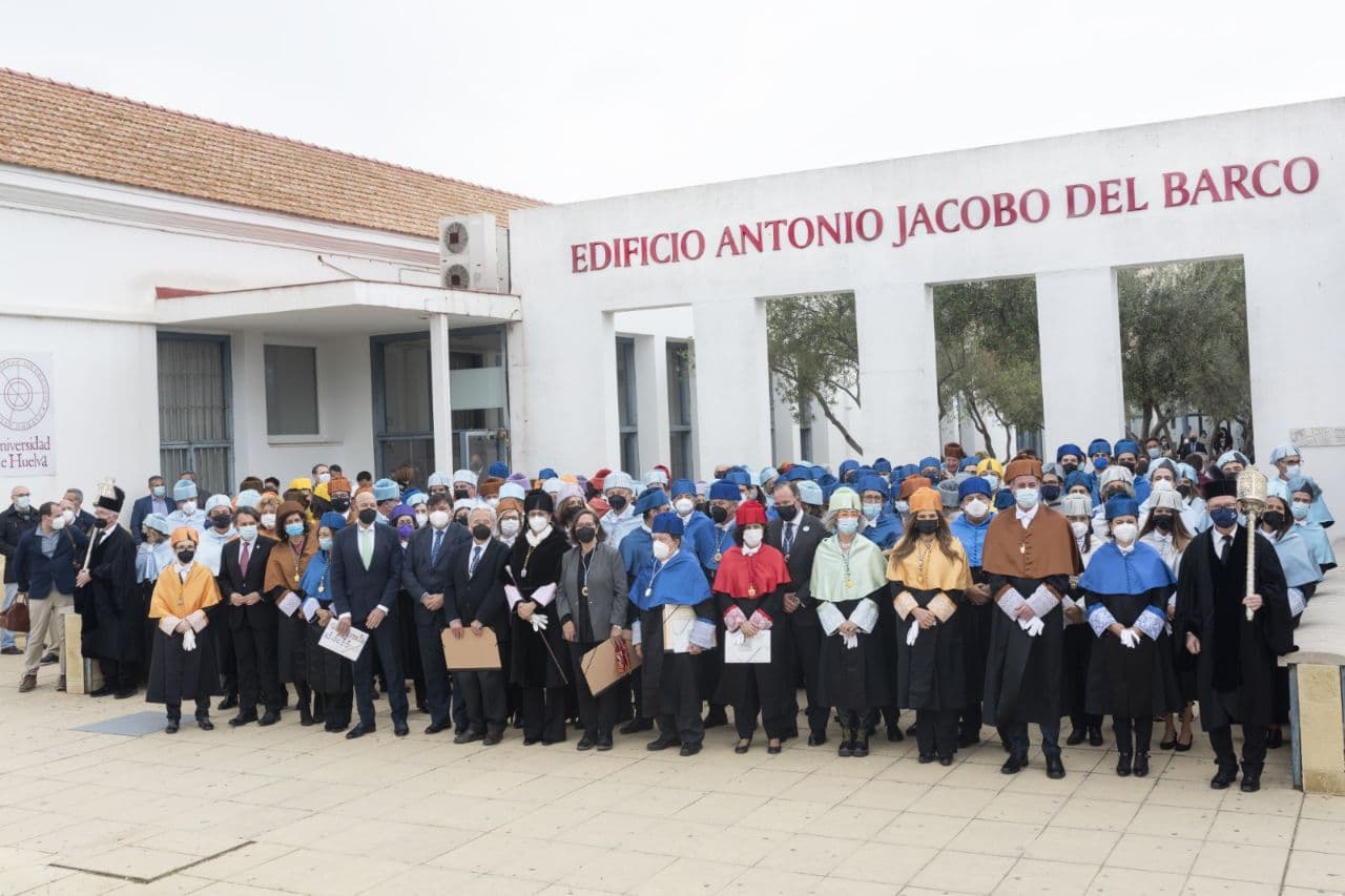 El claustro de profesores posa en el edificio Jacobo del Barco