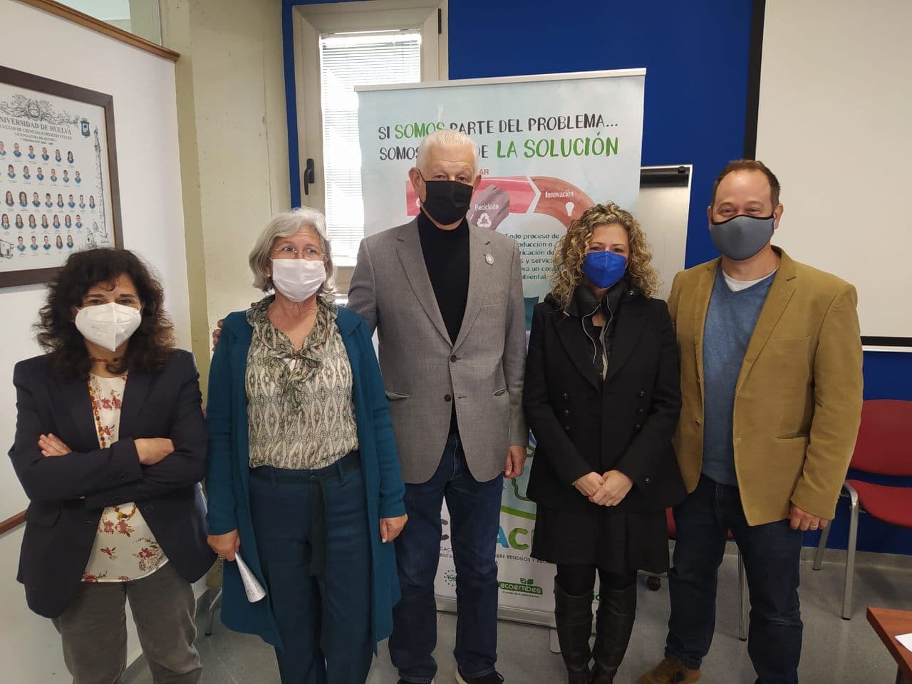 El vicerrector de Coordinación y Agenda 2030 junto a miembros de Recapacita