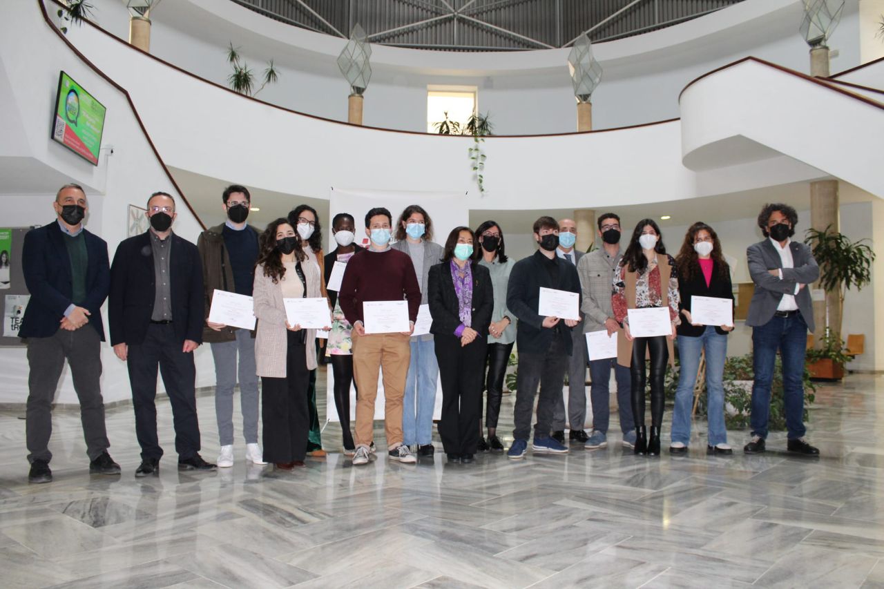 Estudiantes 10C posan junto a la Vicerrectora