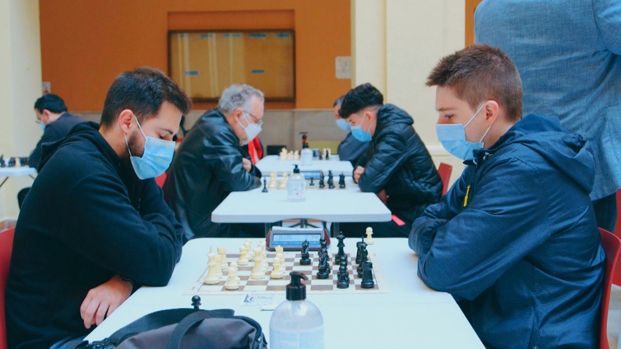 Fotografía de dos participantes jugando en el abierto