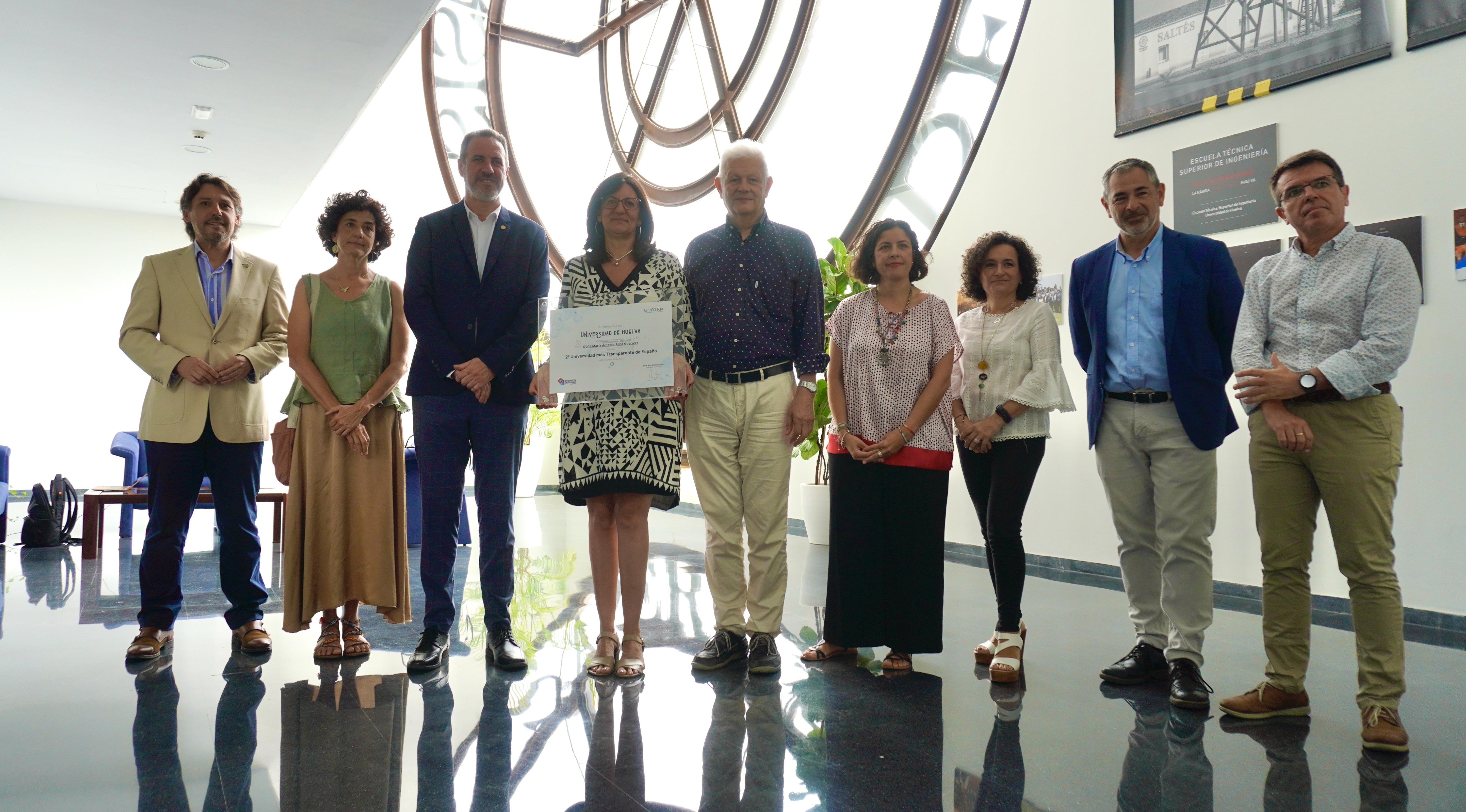 Equipo de gobierno de la UHU con el reconocimiento recibido