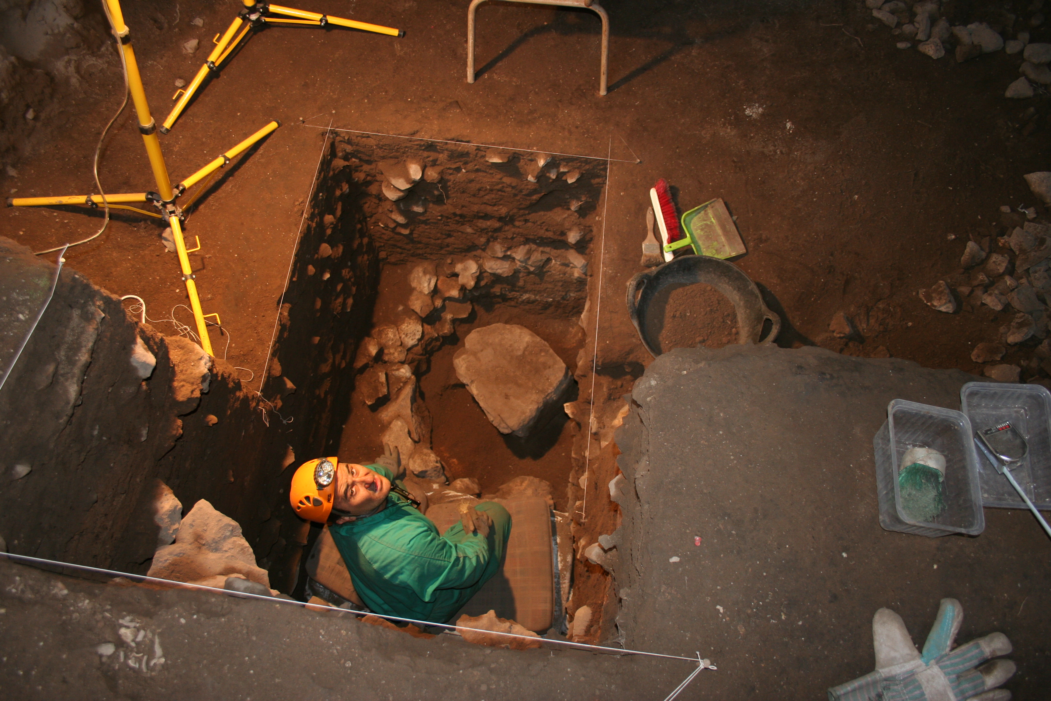 Juan Carlos Vera Rodríguez en la excavación de la cueva de Ifri n'Amr o'Moussa (IAM), en el centro de Marruecos (2013).