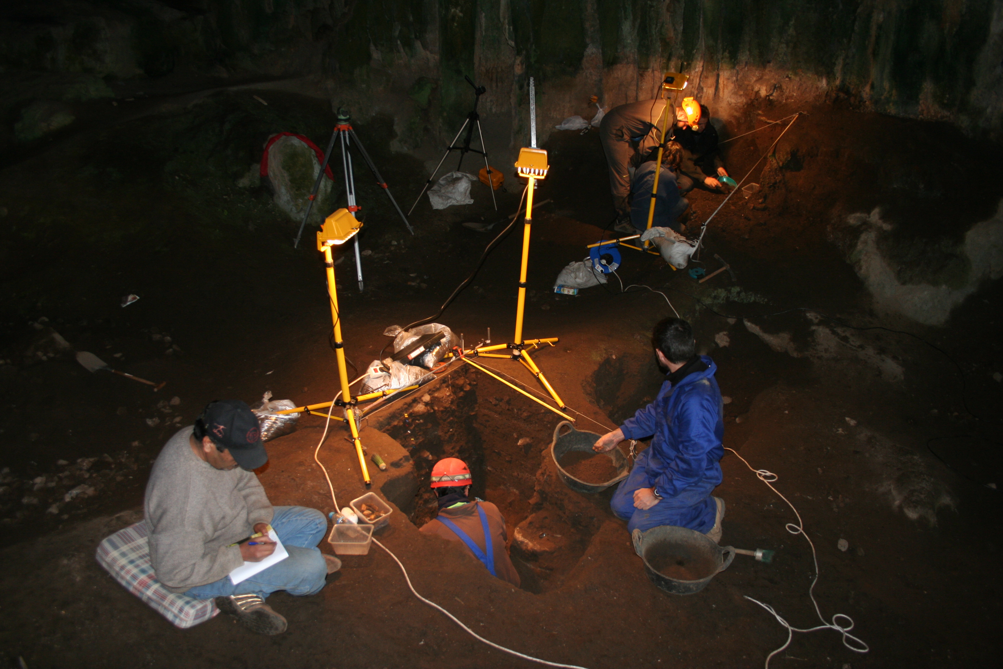 Excavaciones del equipo hispano-marroquí en la cueva Kaf that el Ghar (Tetúan).