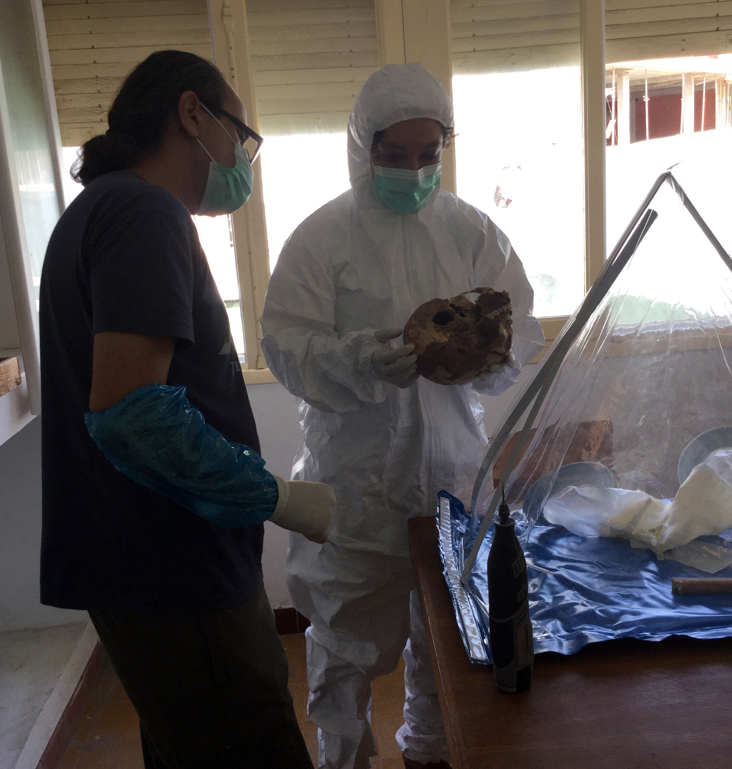 Cristina Valdiosera y Juan Carlos Vera examinando el cráneo de uno de los individuos prehistóricos muestreados en el Museo de Rabat.
