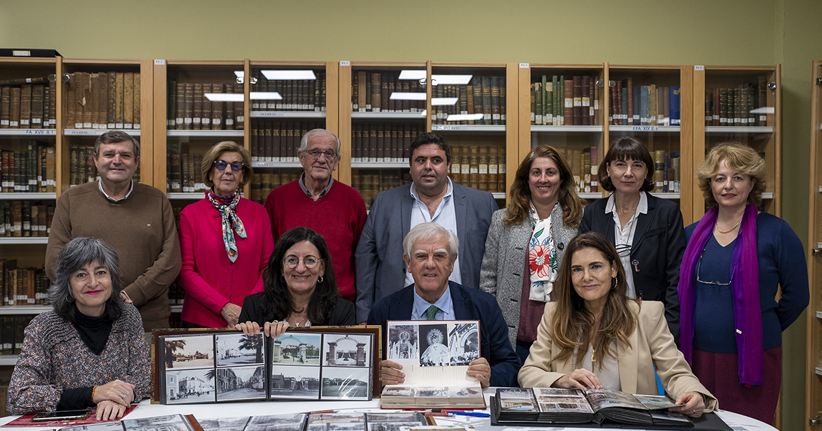 Javier Pérez Blanco dona casi 6.000 fotografías antiguas de Huelva a la Onubense