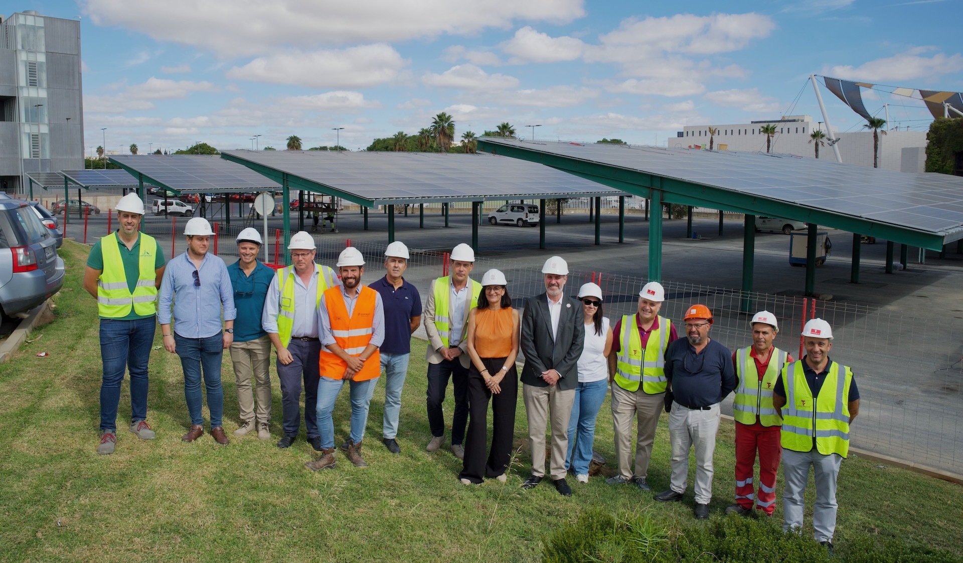 Las obras de las marquesinas fotovoltaicas del campus de El Carmen, en la última fase del proyecto