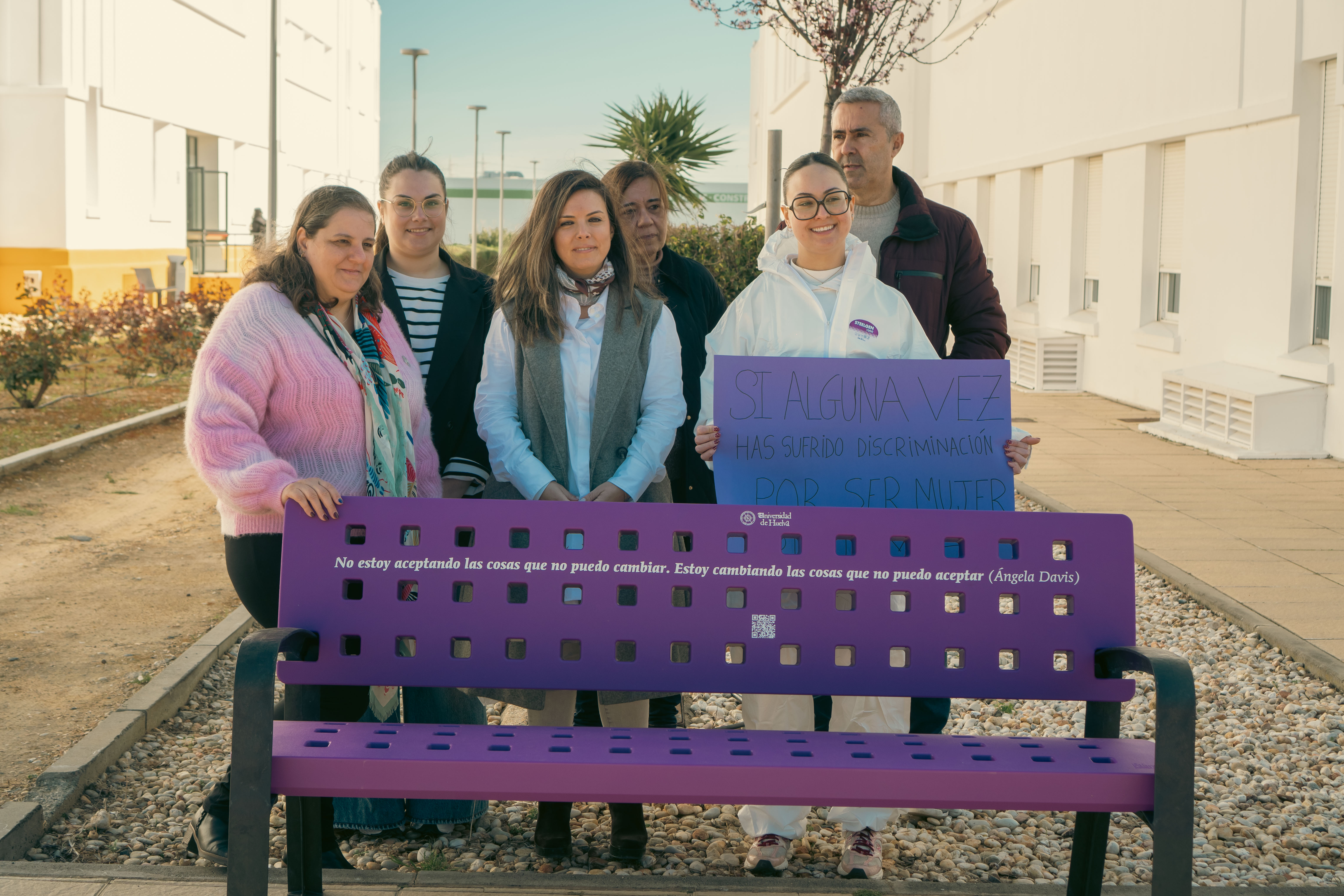 La Universidad de Huelva crea espacios seguros contra la violencia y la discriminación con la instalación de bancos violetas en todos sus campus
