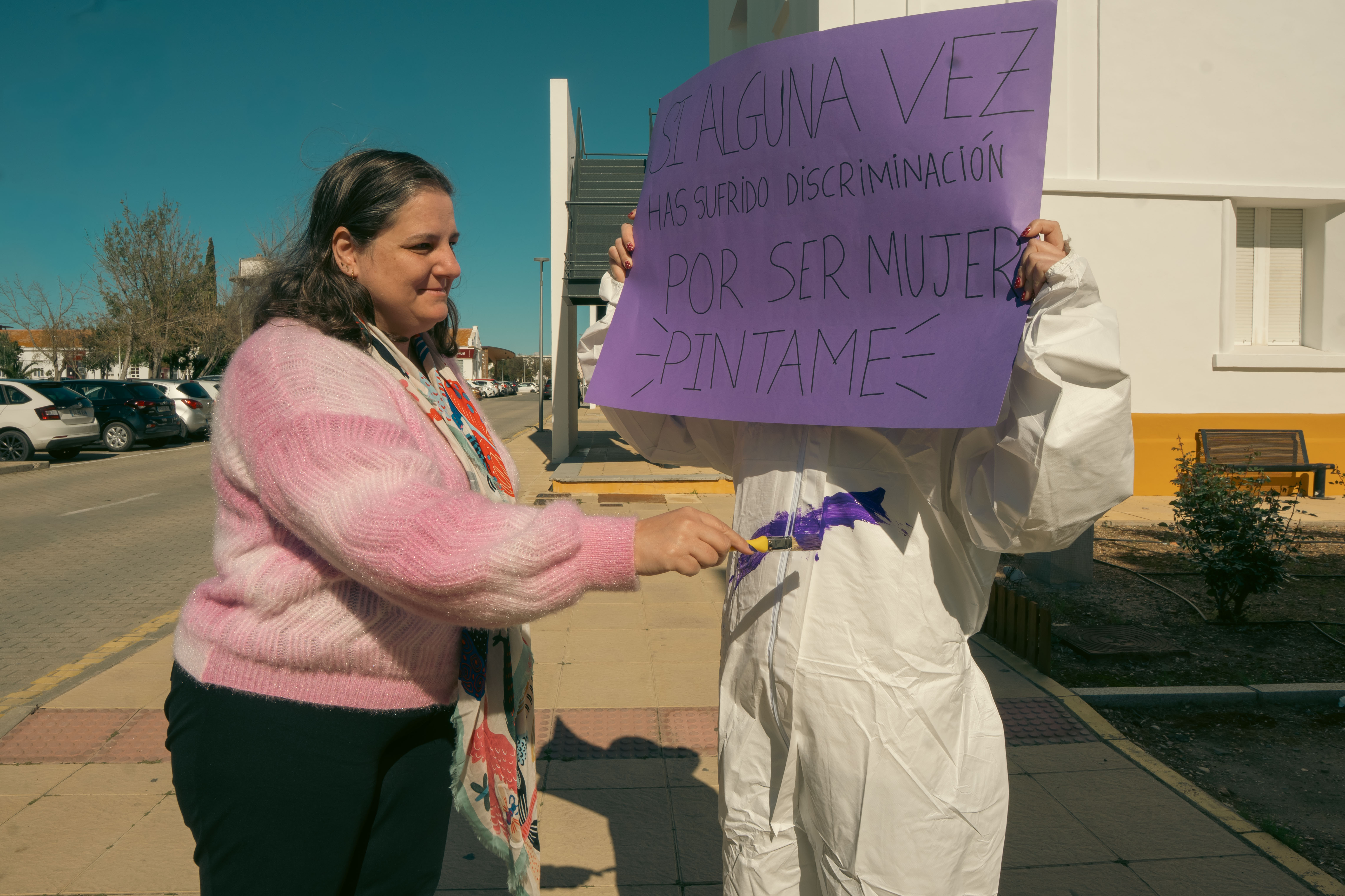 La Universidad de Huelva crea espacios seguros contra la violencia y la discriminación con la instalación de bancos violetas en todos sus campus