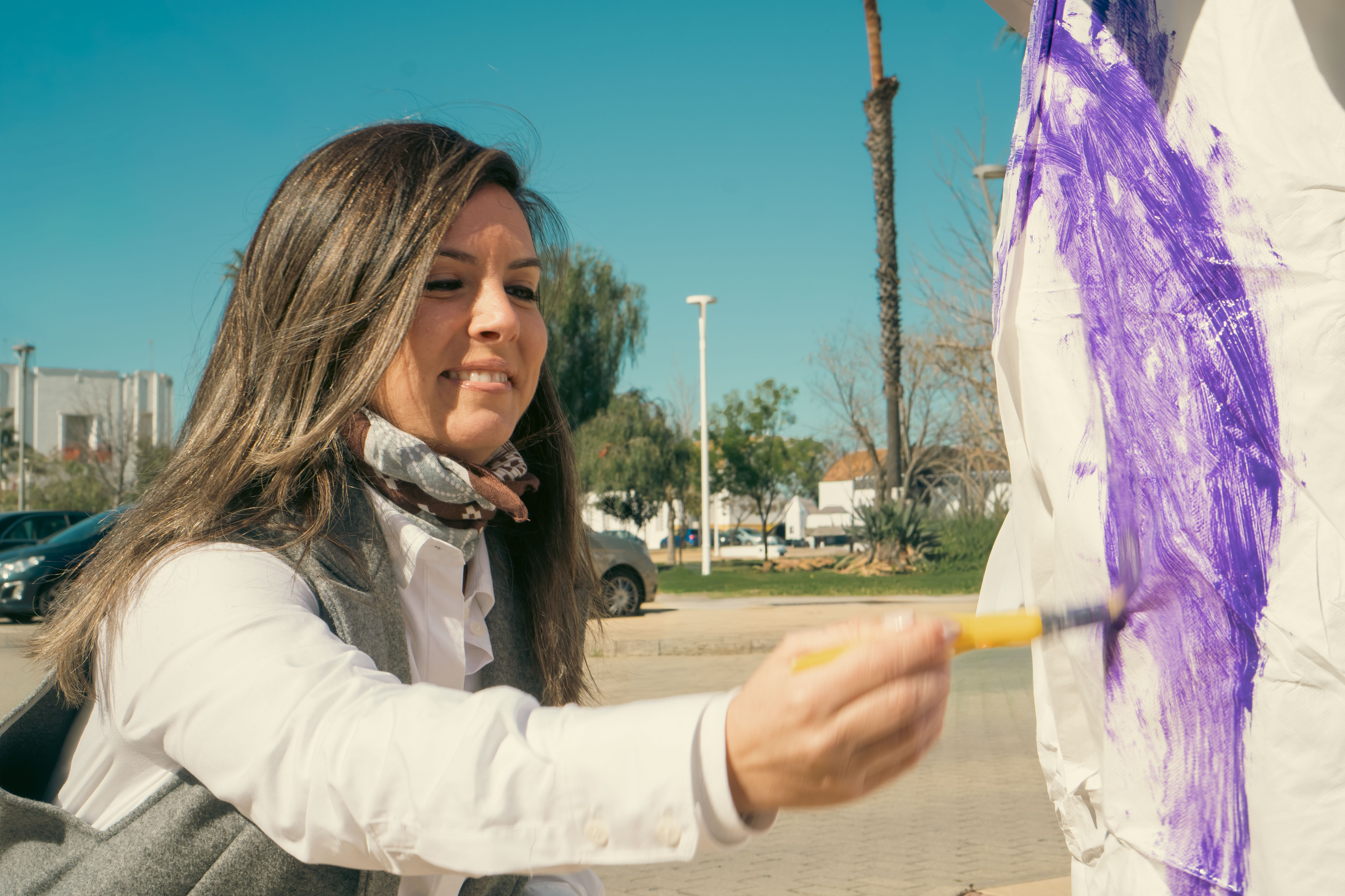 La Universidad de Huelva crea espacios seguros contra la violencia y la discriminación con la instalación de bancos violetas en todos sus campus
